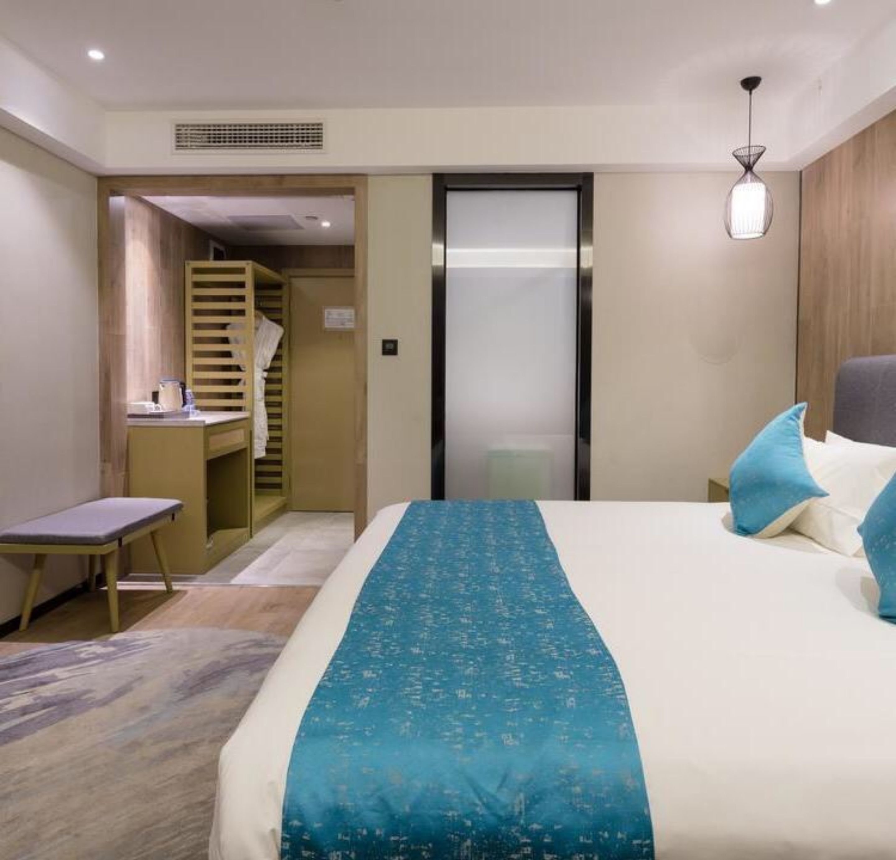 Kahden hengen deluxe-huone | Tallelokero huoneessa, pimennysverhot, lisävuoteet, ilmainen Wi-Fi