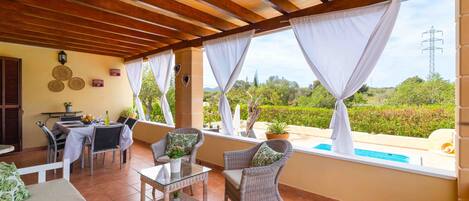 تناول الطعام بالخارج