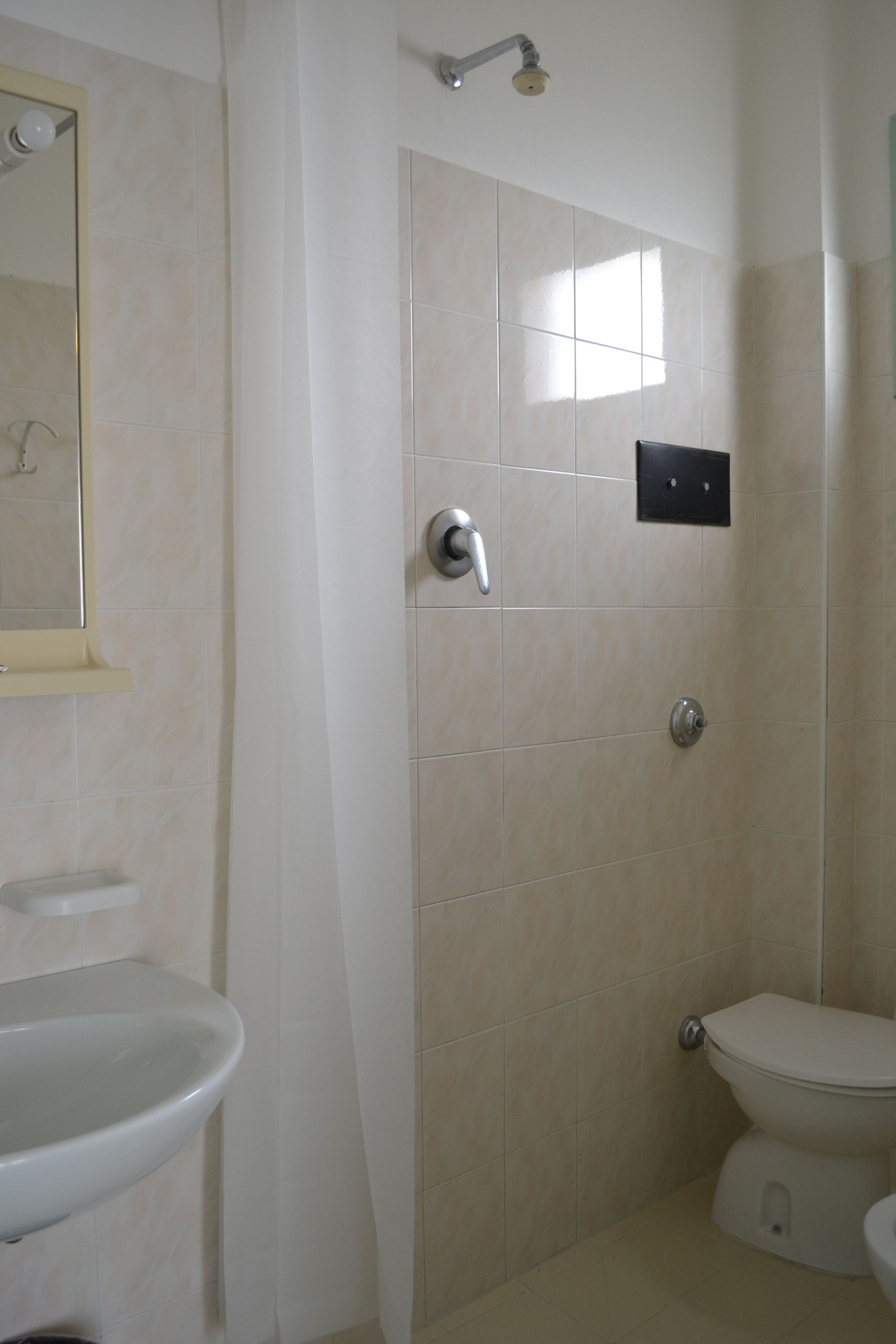 Ein Badezimmer mit Toilette, Waschbecken und Dusche.