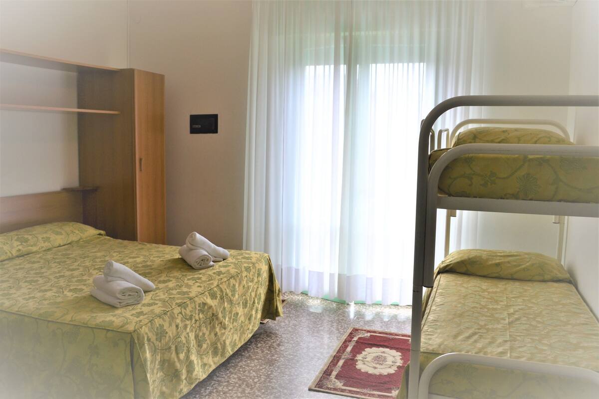 Habitación triple | Escritorio, cunas (de pago), camas supletorias y wifi gratis