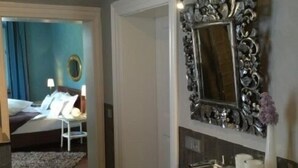 Appartement (Gluecksfall) | Salle de bain | Ensemble baignoire-douche, baignoire profonde, séchoir à cheveux