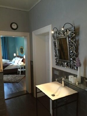 Apartment (Gluecksfall) | Bathroom | Combined shower/tub, deep soaking tub, hair dryer, towels - Rebenhaus Meißen (Meissen)