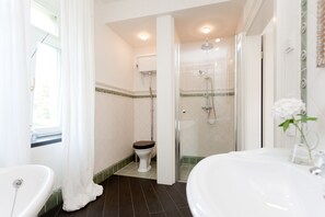 Apartment (Sorgenfrei) | Bathroom | Combined shower/bathtub, deep-soaking bathtub, hair dryer, towels