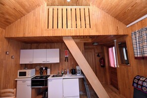 Cottage, 1 phòng ngủ | Bếp riêng | Tủ lạnh, lò vi sóng, lò nướng, bếp nấu