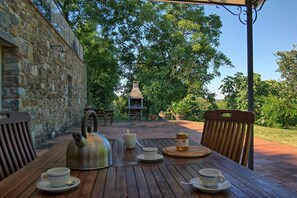 Outdoor dining - Wonderful private villa for 10 people with WIFI, private pool, TV, veranda and panoramic view (San Pancrazio)