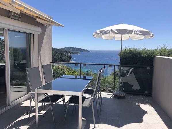 Outdoor dining - Apartment in detached villa with panoramic sea view & beaches on foot (Le Lavandou)