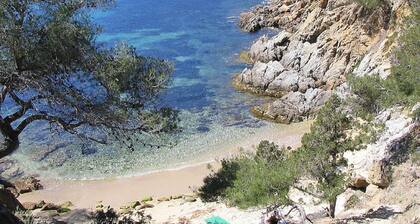 T2 climatisé  superbe vue mer, dans villa indépendante calme   & plages à pied