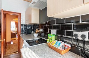 Apartamento | Cocina privada | Frigorífico, microondas, horno y placa de cocina