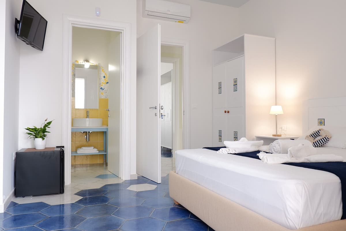 Comfort driepersoonskamer (kalinifta room 213) | 1 slaapkamer, luxe beddengoed, pillowtop-bedden, een kluis op de kamer