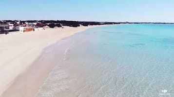 Vlak bij het strand, wit zand, een strandbar