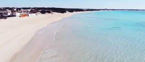 Una spiaggia nelle vicinanze, sabbia bianca, un bar sulla spiaggia