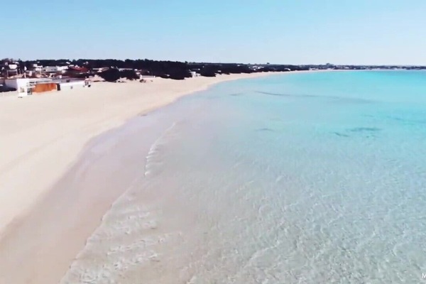 Beach nearby, white sand, beach bar