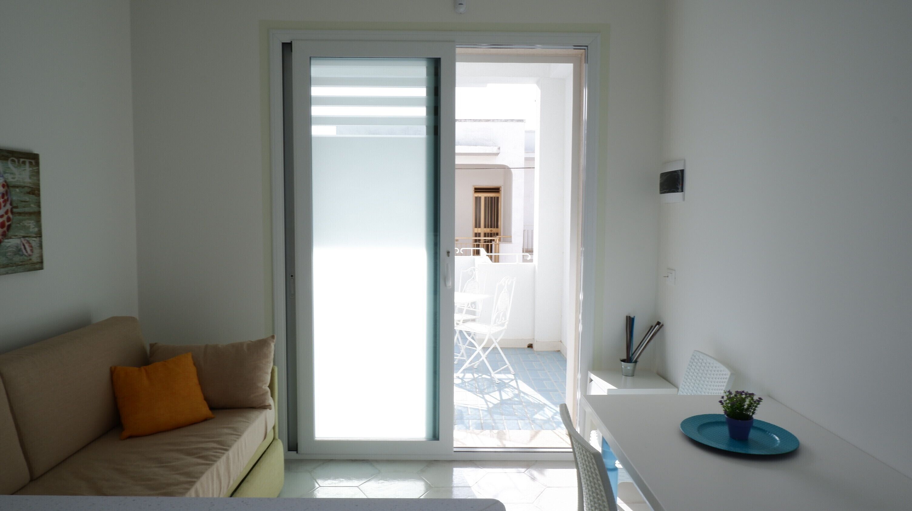 Comfort-Apartment, 1 Schlafzimmer (kalinifta apartment) | Wohnzimmer | 26-Zoll-Smart-TV mit Digitalempfang, Fernseher