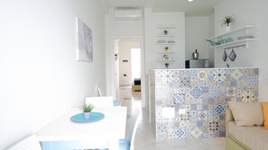 コンフォート アパートメント 1 ベッドルーム (kalinifta apartment) | リビング エリア | 26 インチのスマートテレビ (デジタル放送視聴可)、テレビ