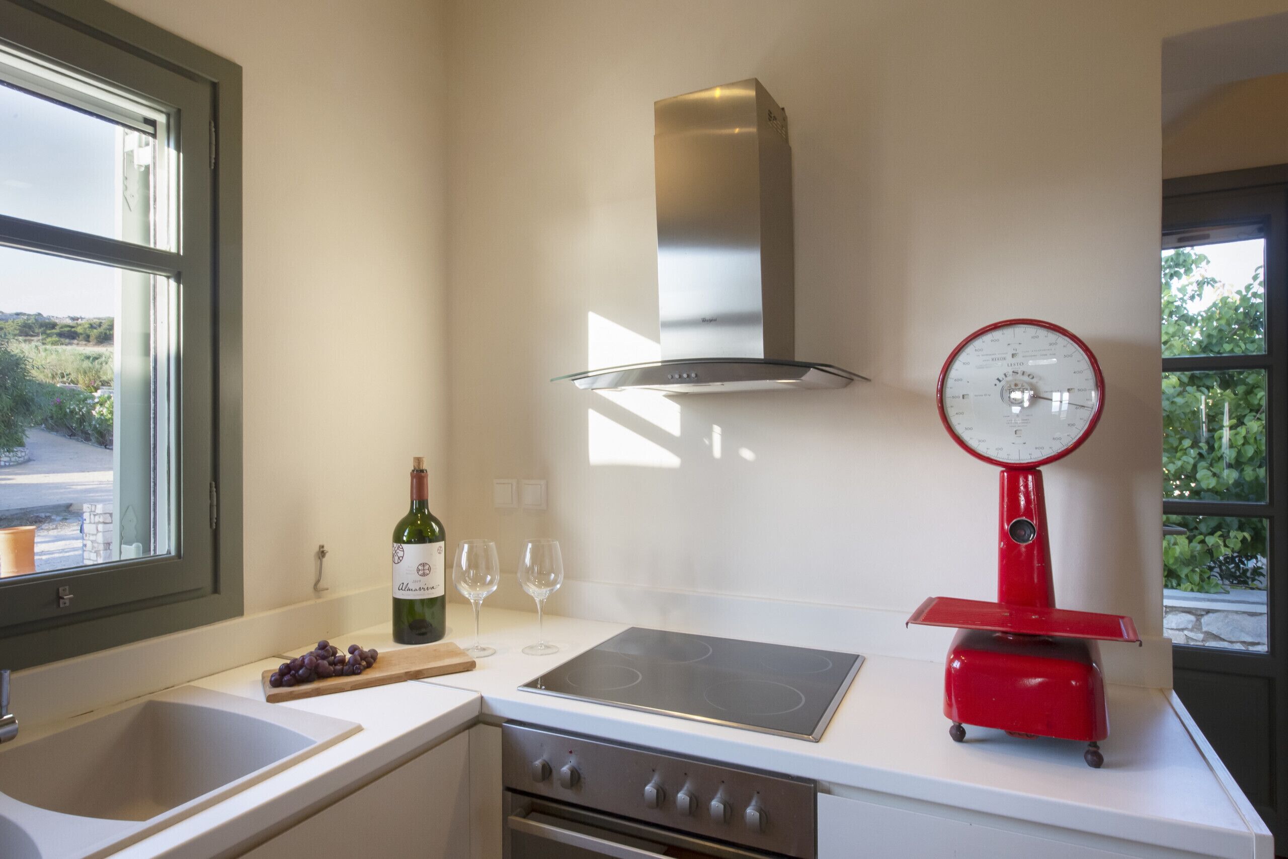 Kühlschrank, Ofen, Geschirrspüler, Wasserkocher mit Kaffee-/Teezubehör