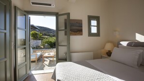 Quarto com cama, janela, radiador e vista para o exterior.