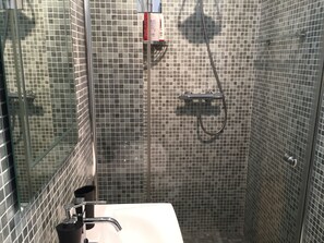 Bañera, secador de pelo, jabón, shampoo