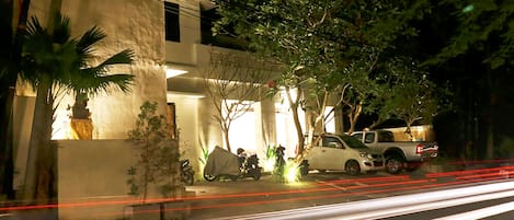 Mặt tiền nơi lưu trú - ban đêm