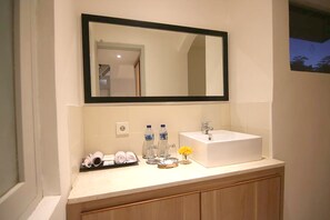 Combined shower/bathtub, free toiletries, hair dryer, slippers
