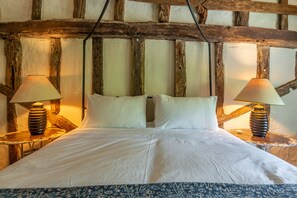 Egyptian cotton sheets, premium bedding, iron/ironing board, free WiFi - The Old Post Office (Colchester)