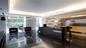 Un área de recepción moderna con un mostrador de recepción identificado como 