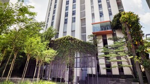 Un edificio alto y moderno con fachada de vidrio y varias ventanas.