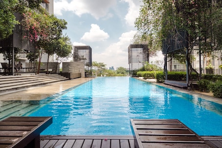 Una piscina al aire libre