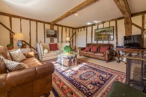 Småhus, 5 soverom | Oppholdsområde | En 42-tommers Flatskjerm-TV med digitale kanaler samt TV