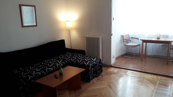Deluxe Apartment, 1 King Bed with Sofa bed, City View | Living area