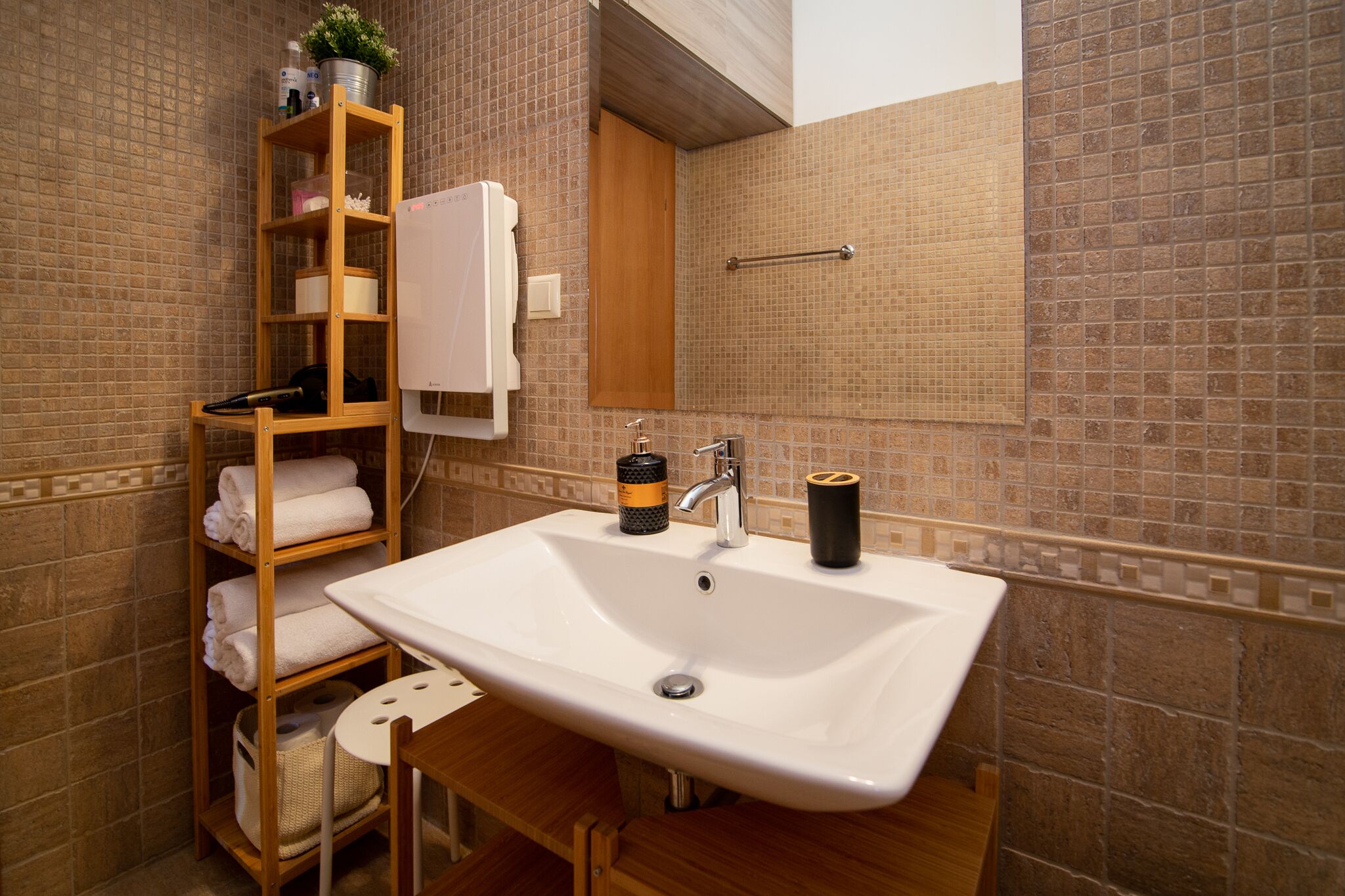 apartment, 3 bedrooms | bathroom | combined shower/bathtub, free toiletries, hair dryer, towels
