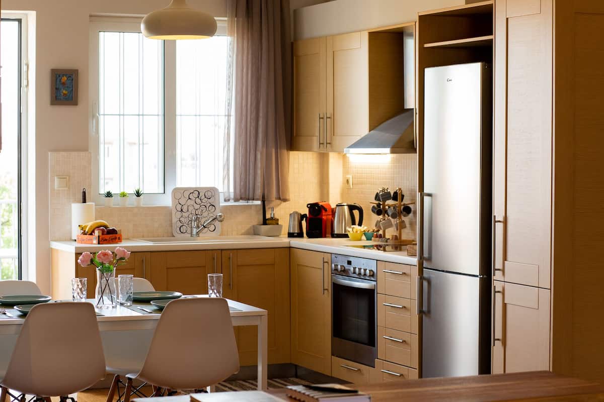 daily continental breakfast (eur 6 per person)