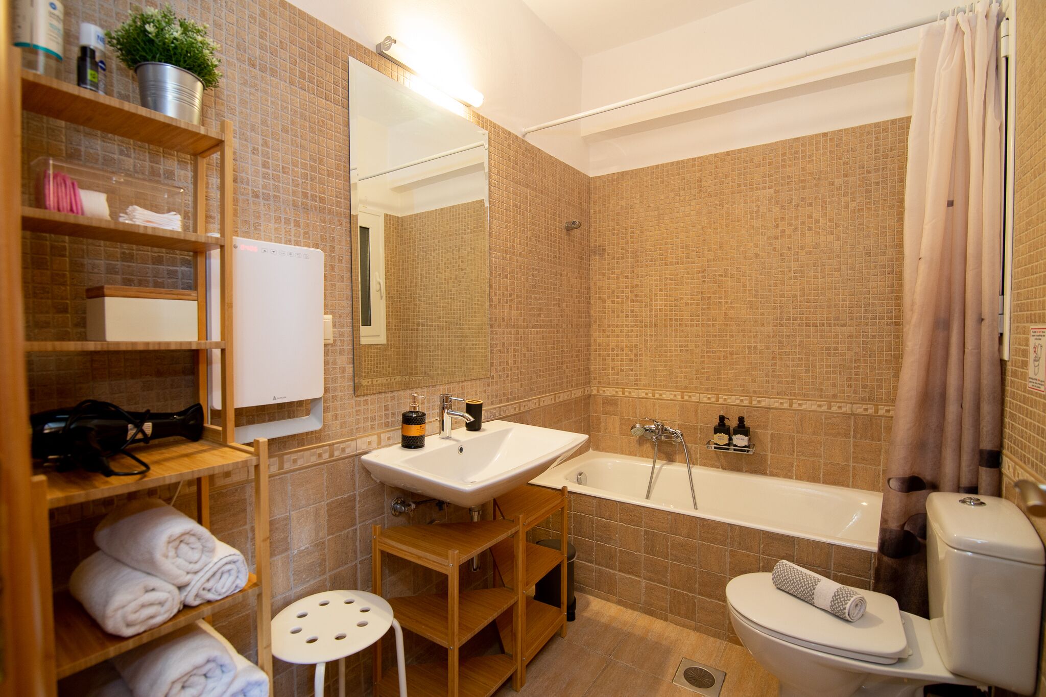 apartment, 3 bedrooms | bathroom amenities | combined shower/bathtub, free toiletries, hair dryer, towels