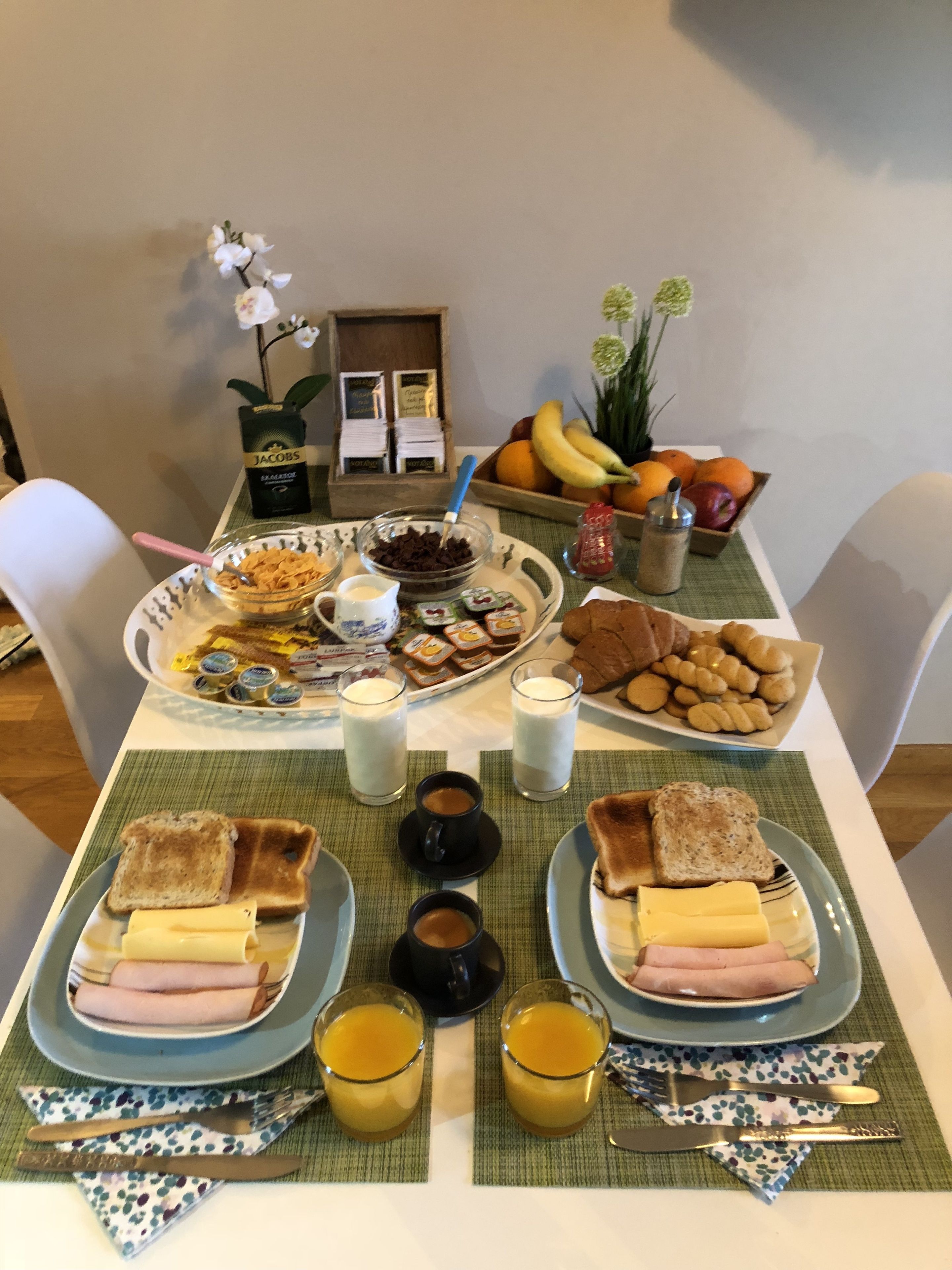 daily continental breakfast (eur 6 per person)
