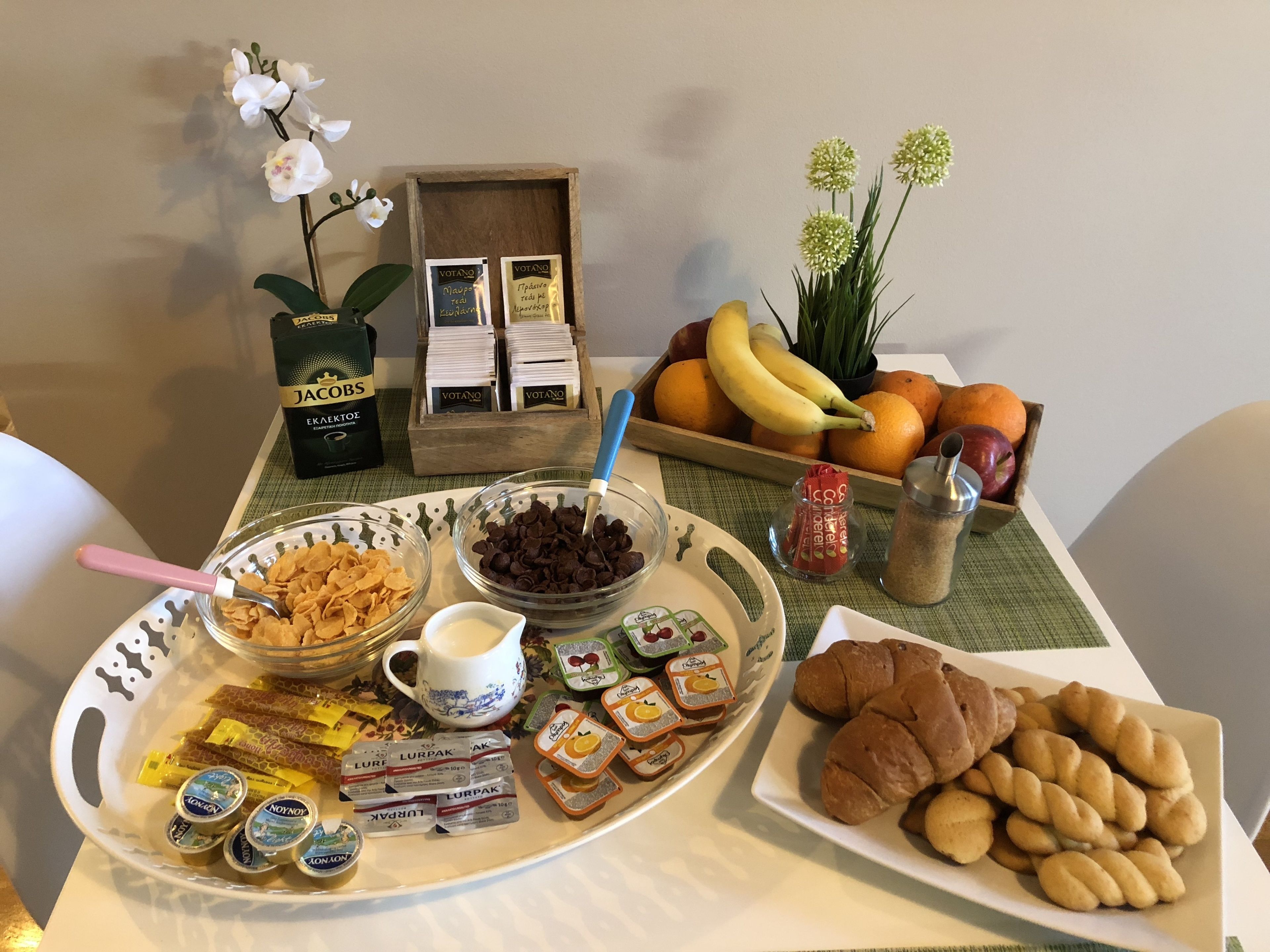 daily continental breakfast (eur 6 per person)
