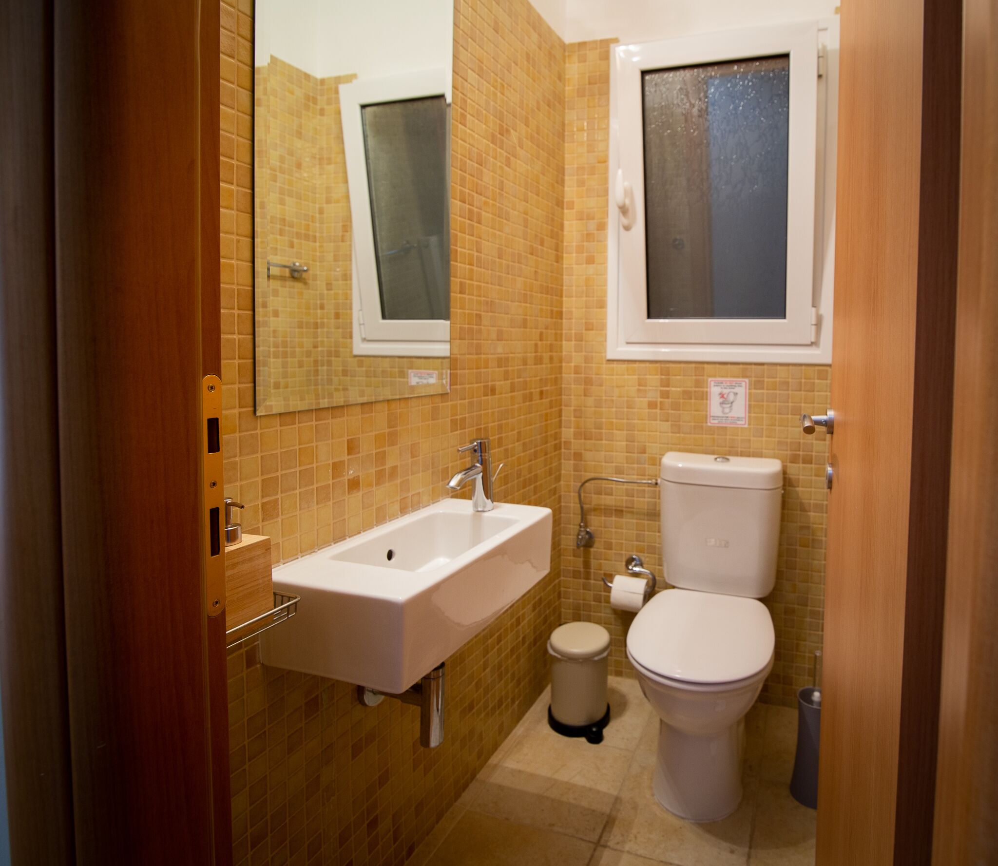 apartment, 3 bedrooms | bathroom | combined shower/bathtub, free toiletries, hair dryer, towels