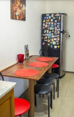 Fridge, microwave, stovetop, electric kettle - Hostel Koleso (Odesa)