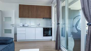 Fridge, oven, stovetop, dishwasher