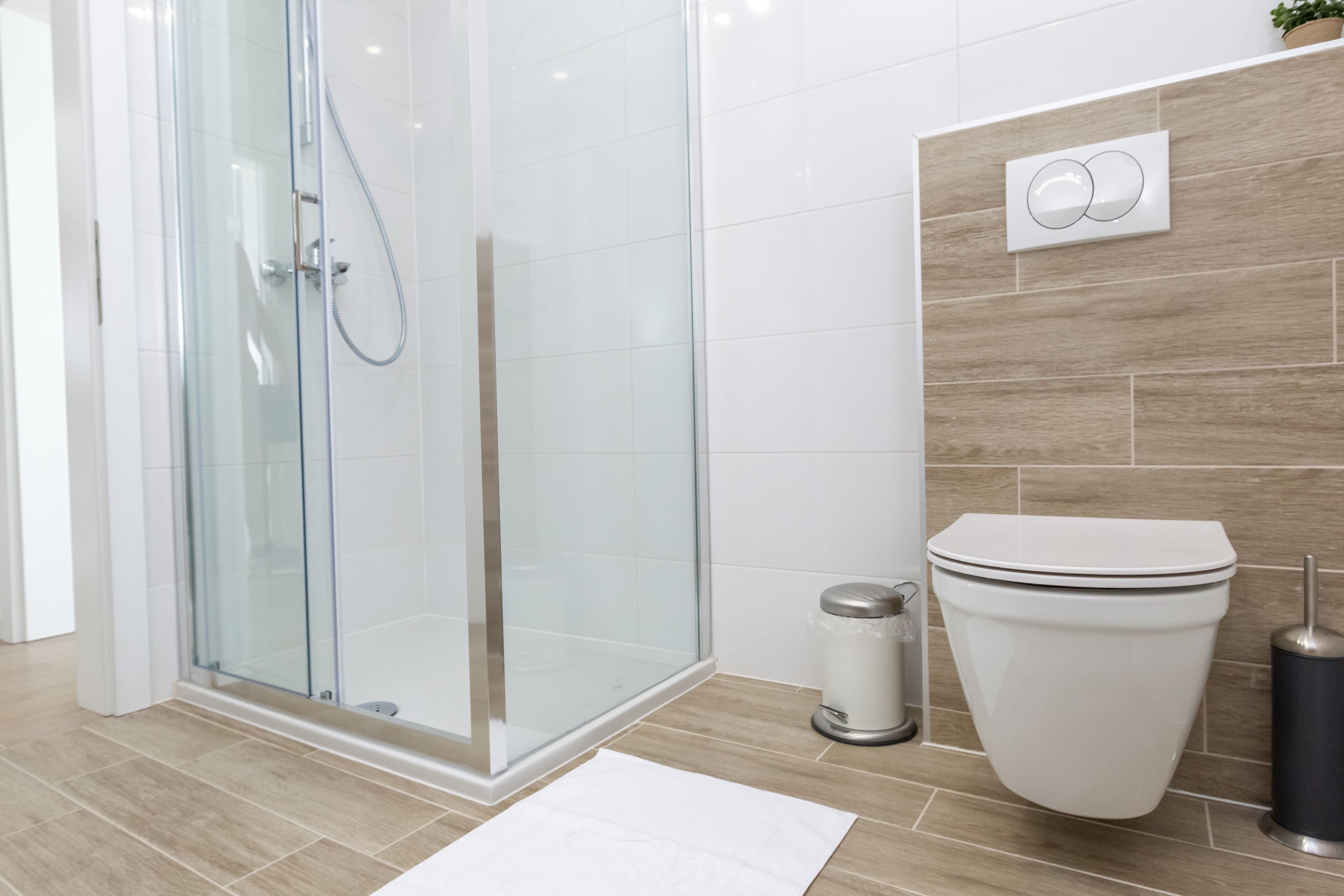 Dusche, Haartrockner, Handtücher, Toilettenpapier