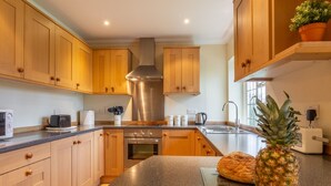 Cottage, 3 phòng ngủ | Bếp riêng | Tủ lạnh, lò vi sóng, lò nướng, bếp nấu 