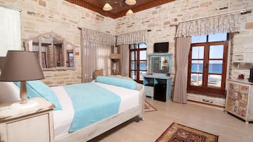 Superior Triple Room | Minibar, free WiFi, bed sheets