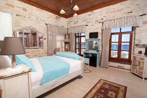 Superior Triple Room | Minibar, free WiFi, bed sheets