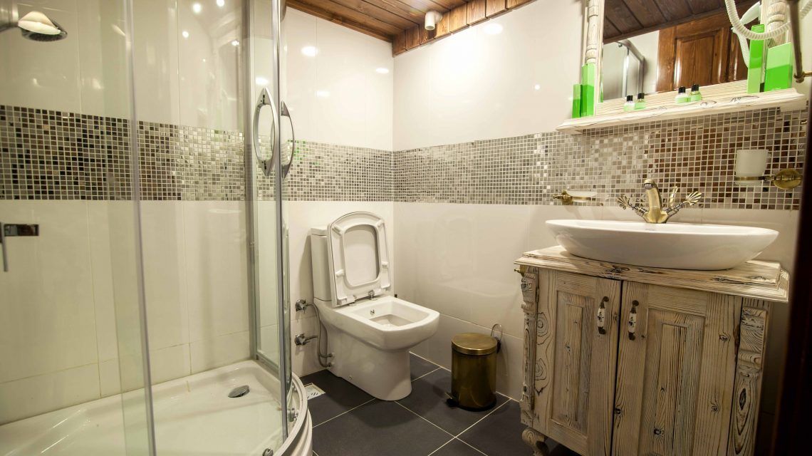 standard room | bathroom | free toiletries, hair dryer, slippers, towels