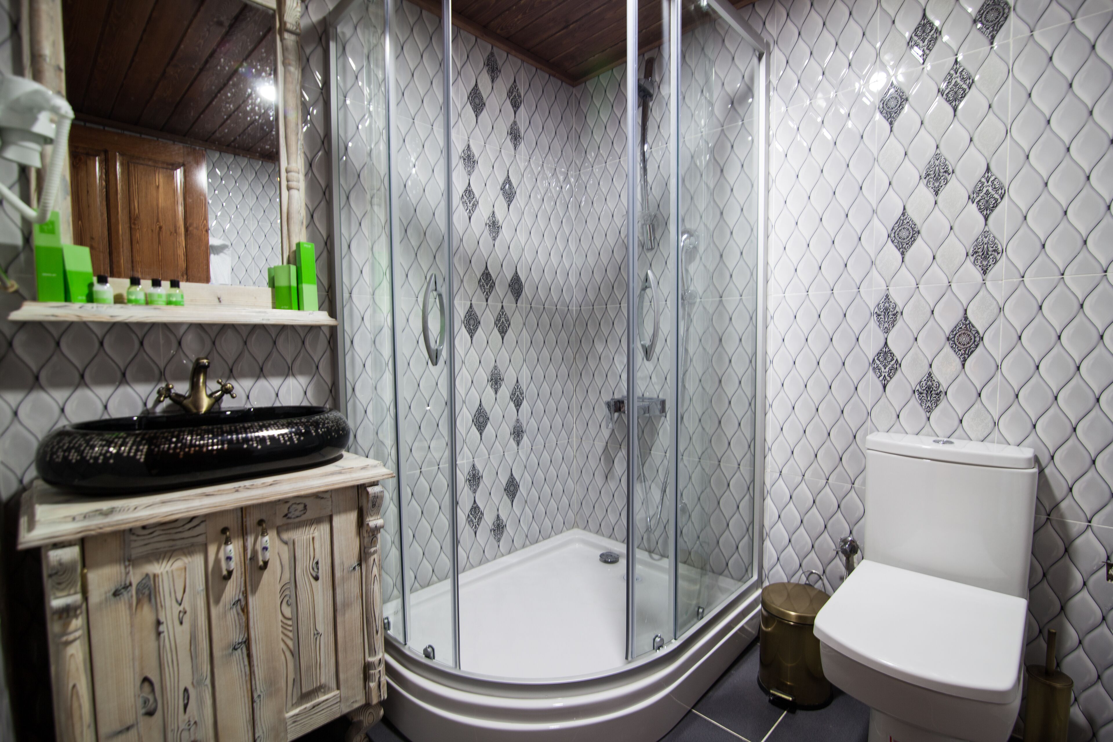 deluxe triple room | bathroom | free toiletries, hair dryer, slippers, towels