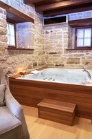 Deluxe Triple Room | Jetted tub