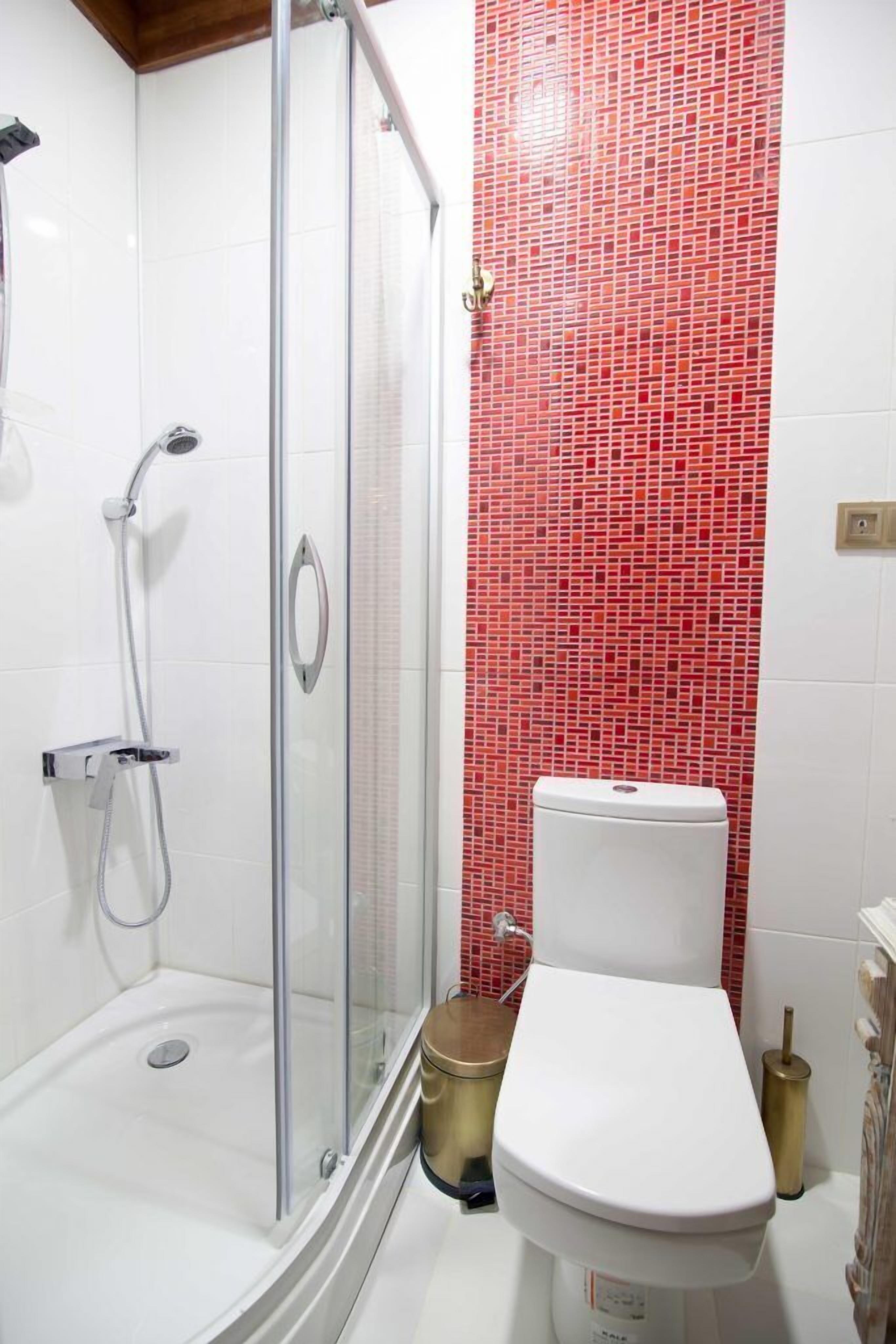 standard room | bathroom | free toiletries, hair dryer, slippers, towels