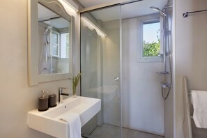 Douche, sèche-cheveux