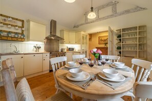 Cottage, 3 Bedrooms | In-room dining - The Cartlodge (Colchester)