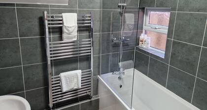 Birtley's Amethyst, 3 Bedroom Apt ,sleeps 6 Guest