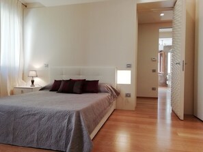 2 Schlafzimmer, kostenlose Babybetten, Reisekinderbett, Bettwäsche