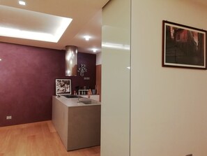 Jääkaappi, mikroaaltouuni, uuni, kahvin-/teenkeitin